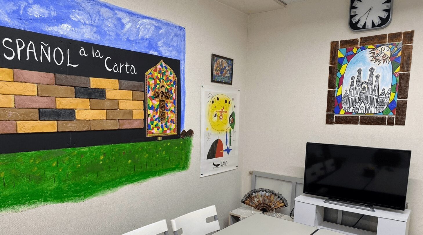 スペイン語教室の内装。スペインの文化をテーマにした装飾が施されている。
