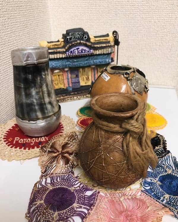 教室に飾られたラテンアメリカの伝統的なマテ茶器。ひょうたん、木、角で作られている。