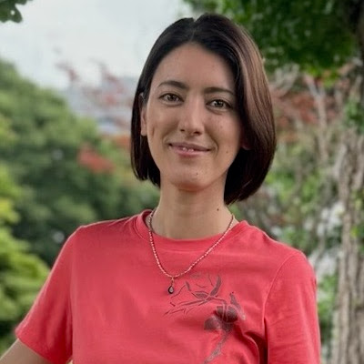 Akane先生(瓜谷茜)の写真。スペインと日本のハーフ、自然かつ効率的な言語習得を重視する講師。