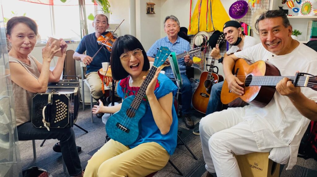 スペイン語教室の音楽グループ『Música de fusión』のメンバー集合写真。