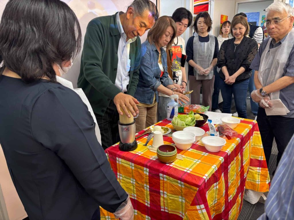 スペイン語教室のイベント「ペルーの伝統料理 Papa a la Huancaína をつくろう！」の様子