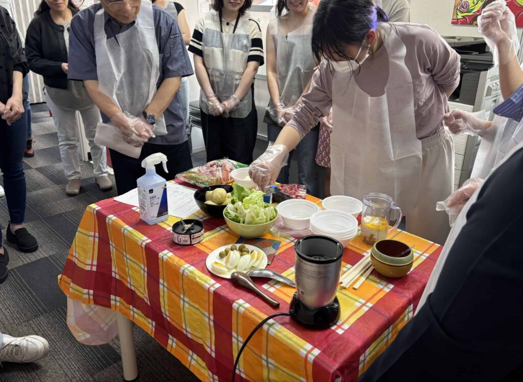 スペイン語教室のイベント「ペルーの伝統料理 Papa a la Huancaína をつくろう！」の様子