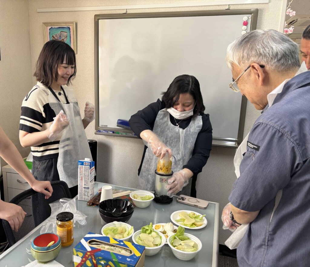スペイン語教室のイベント「ペルーの伝統料理 Papa a la Huancaína をつくろう！」の様子